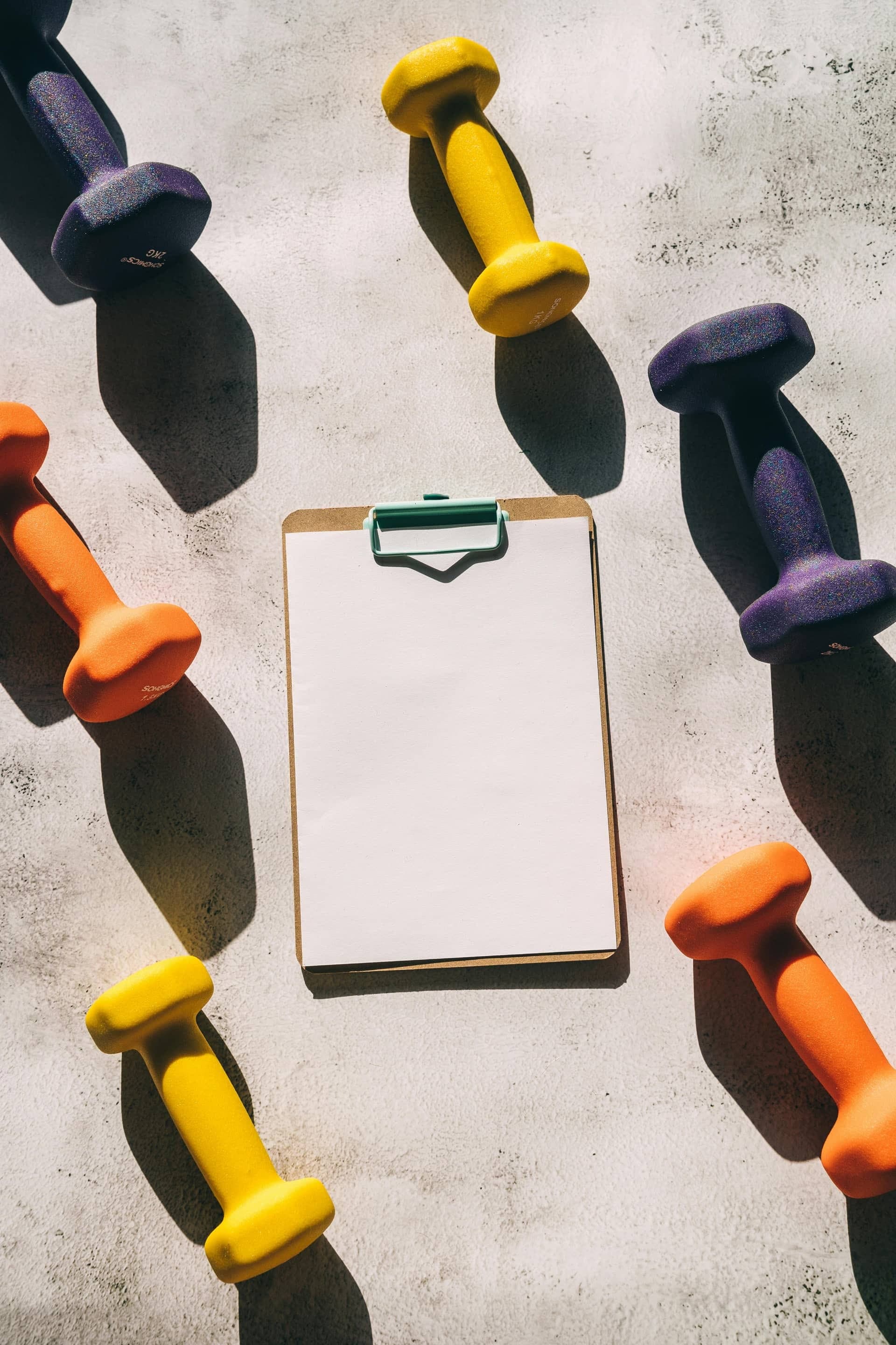 Personlig tränare som visar övning i gym